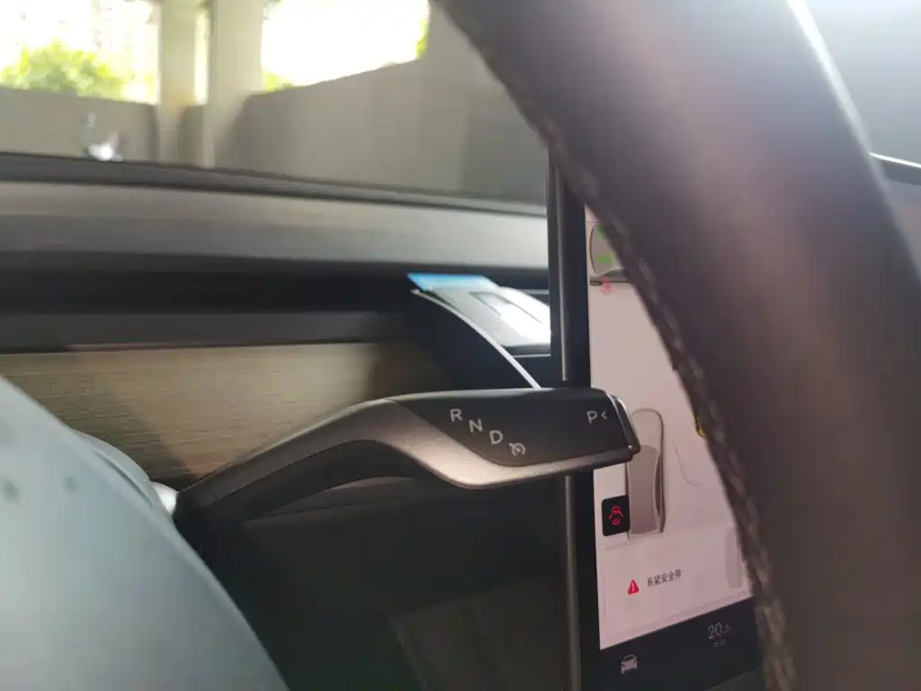 Tesla Model Y — миниатюра 7