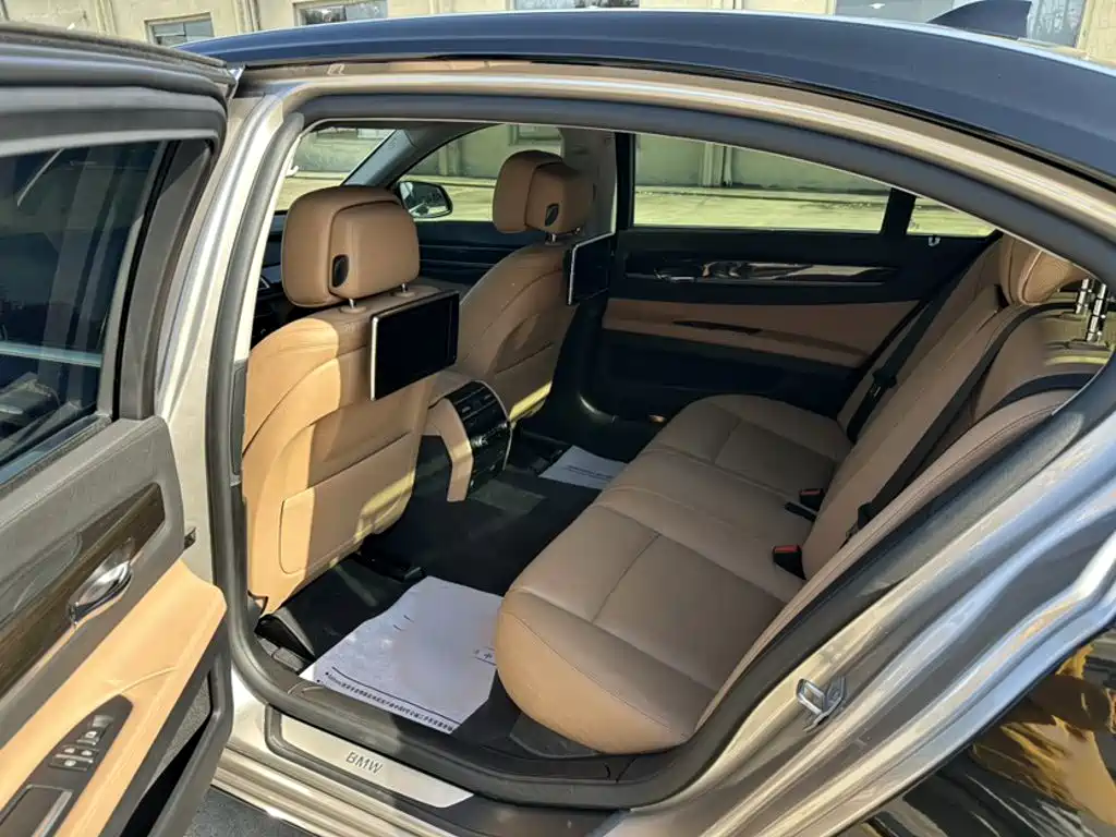 BMW 7 Series — миниатюра 4