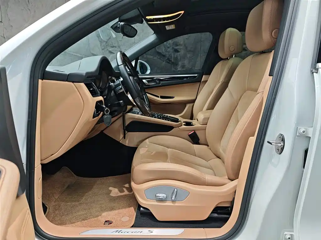 PORSCHE MACAN