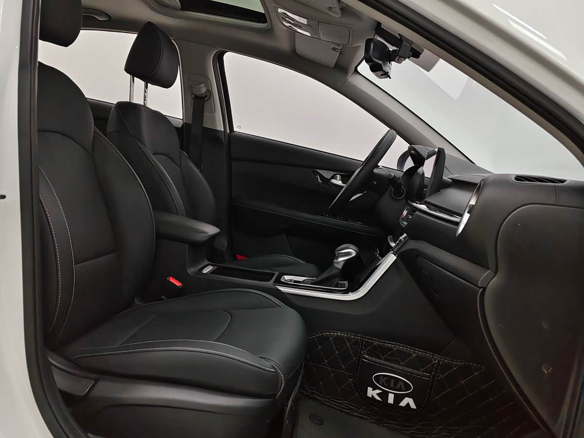 Kia K3 1.5 л 2022 г. Белый, пробег 42000 км