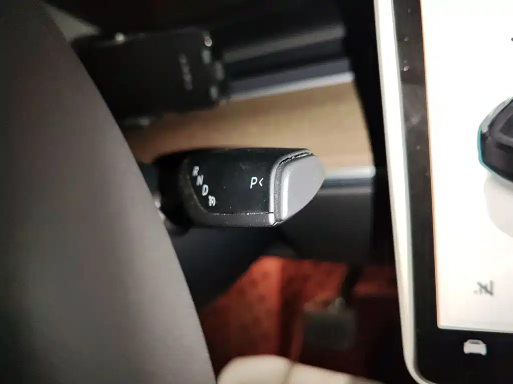 Tesla Model Y — миниатюра 15