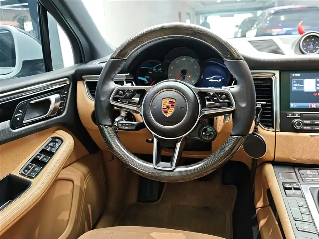 PORSCHE MACAN