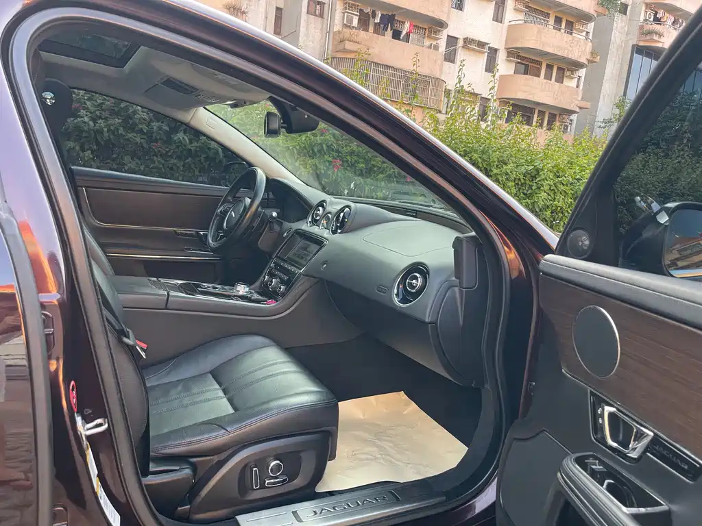 Jaguar XJ — миниатюра 11