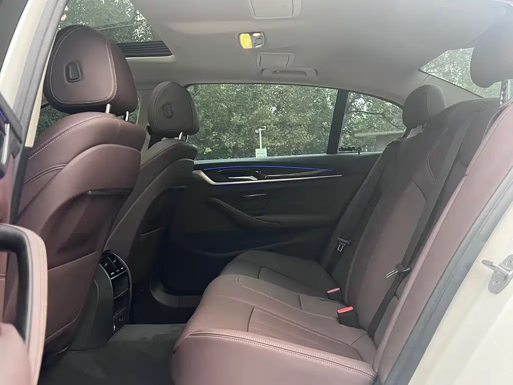 BMW 5 Series — миниатюра 11
