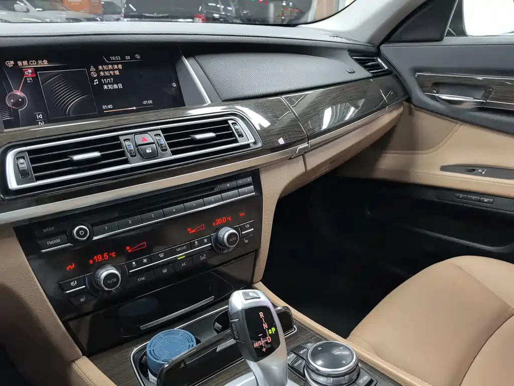 BMW 7 Series — миниатюра 11