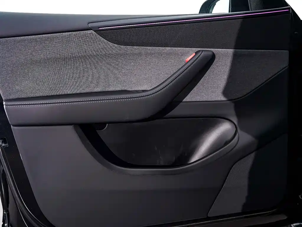 Tesla Model Y — миниатюра 12