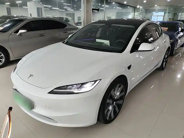 TESLA MODEL 3 2024