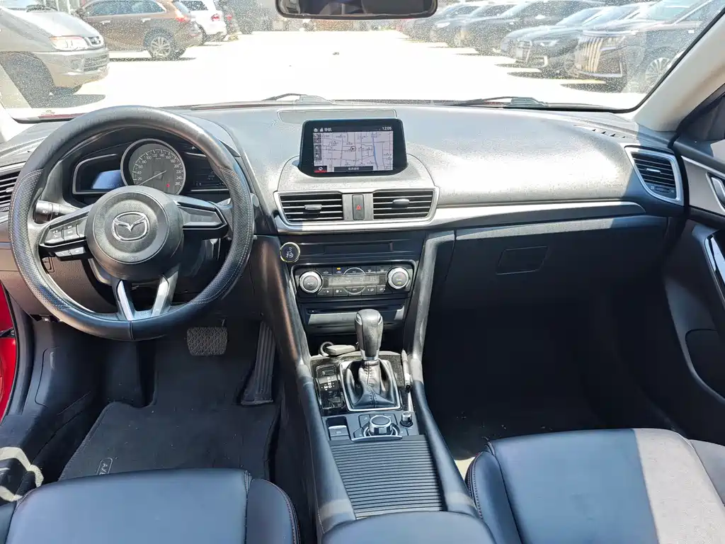 Mazda Mazda3 3 2017 1.5L AT Luxury V