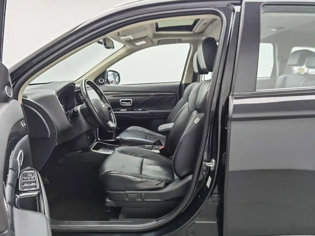 Mitsubishi Outlander — миниатюра 10