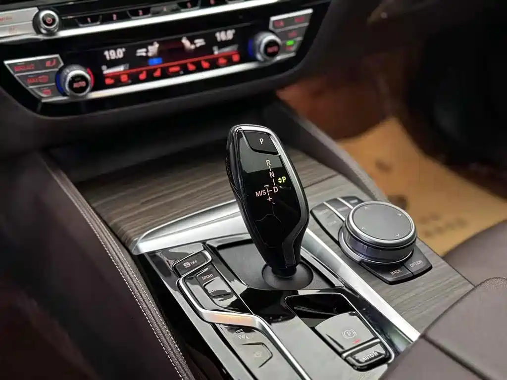 BMW 5 Series — миниатюра 9