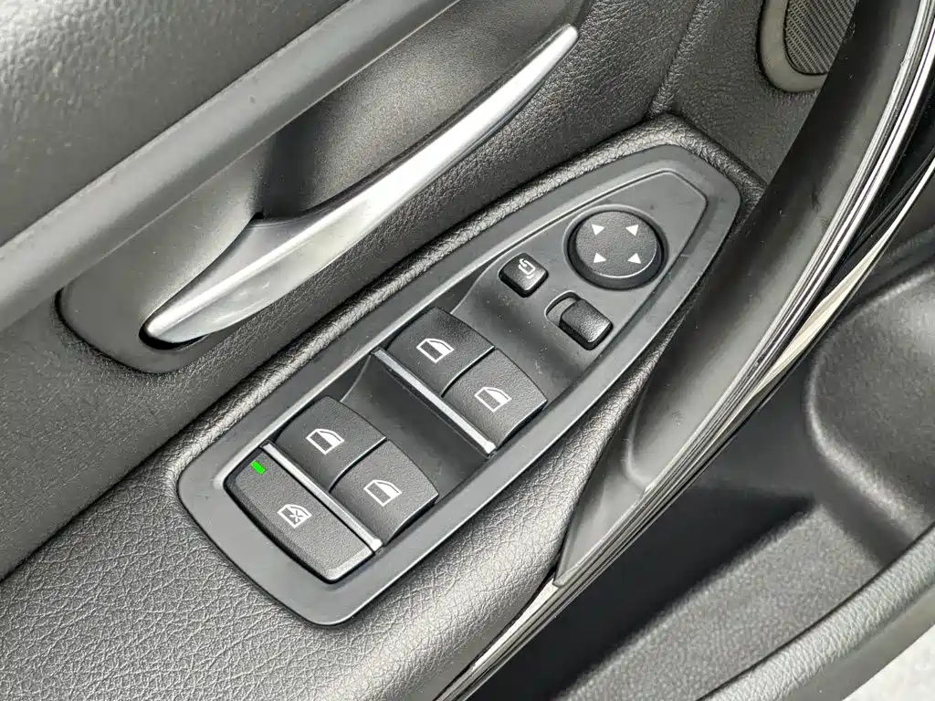 BMW 3 Series — миниатюра 12