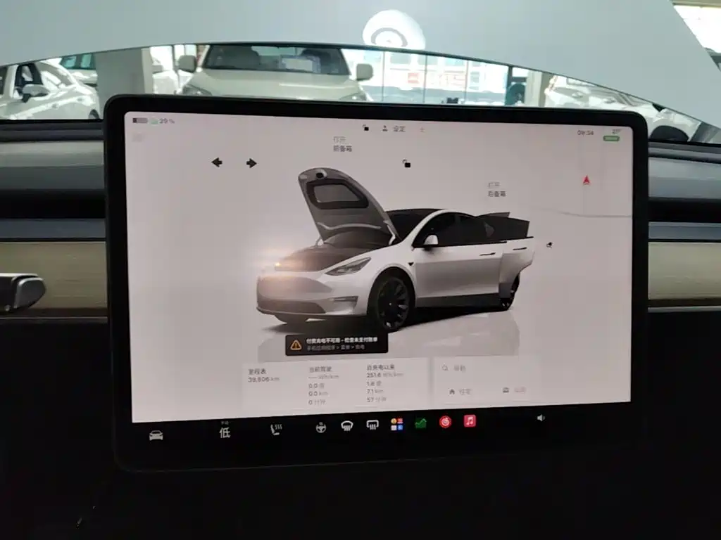 Tesla Model Y — миниатюра 13