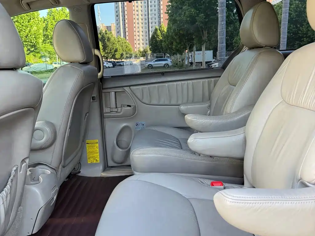 Toyota Sienna — миниатюра 9