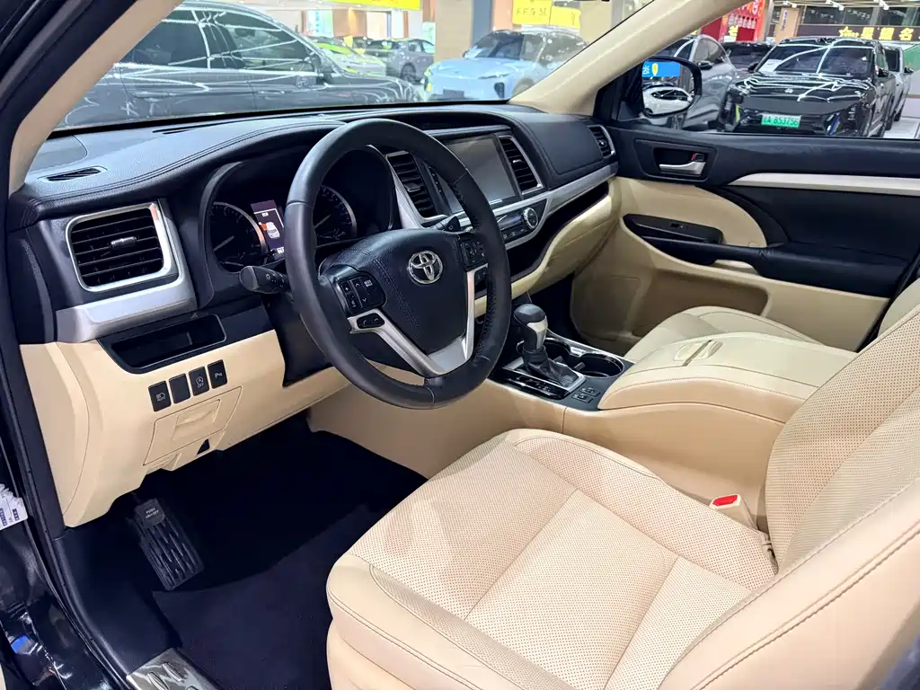Toyota Highlander 2018 2.0T Luxury 7 мест V