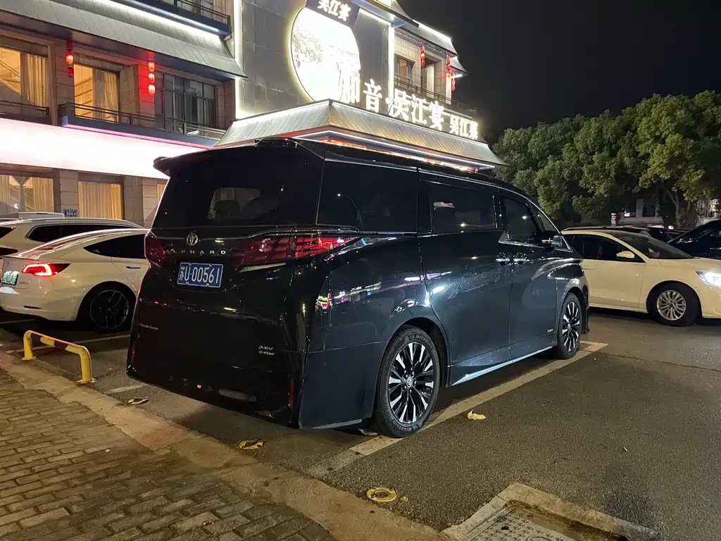 Toyota Alphard — миниатюра 4