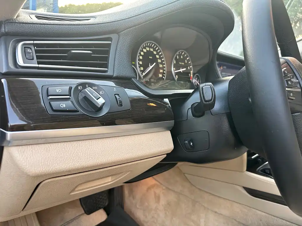 BMW 7 Series — миниатюра 11