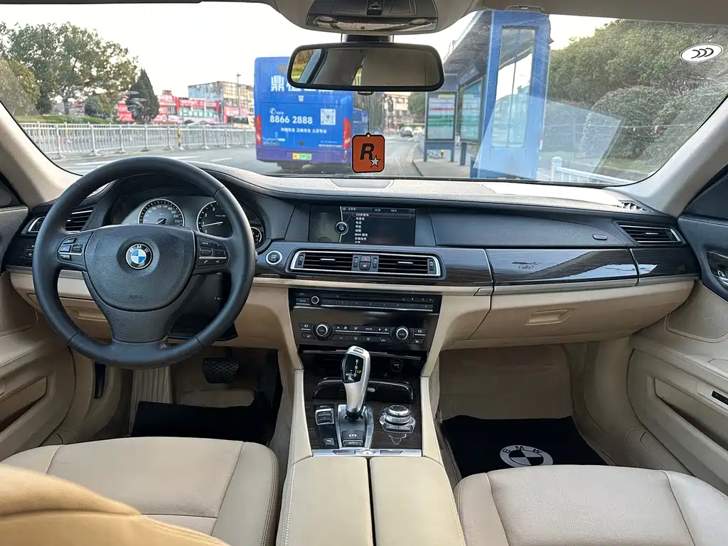 BMW 7 Series — миниатюра 8