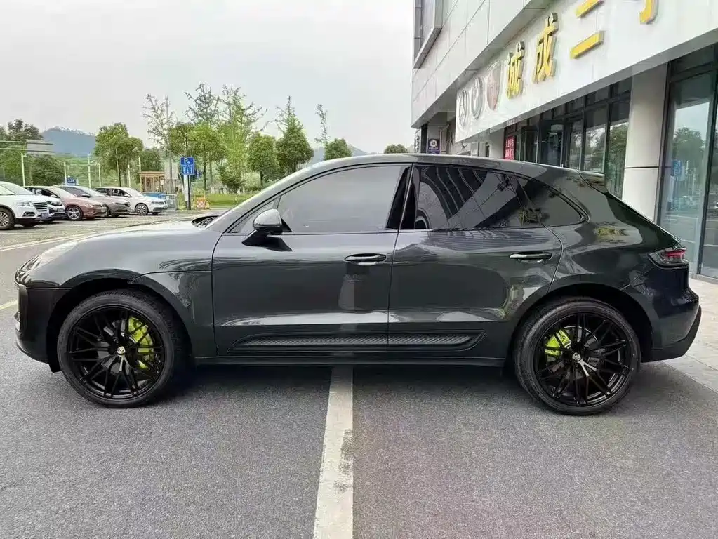 PORSCHE MACAN