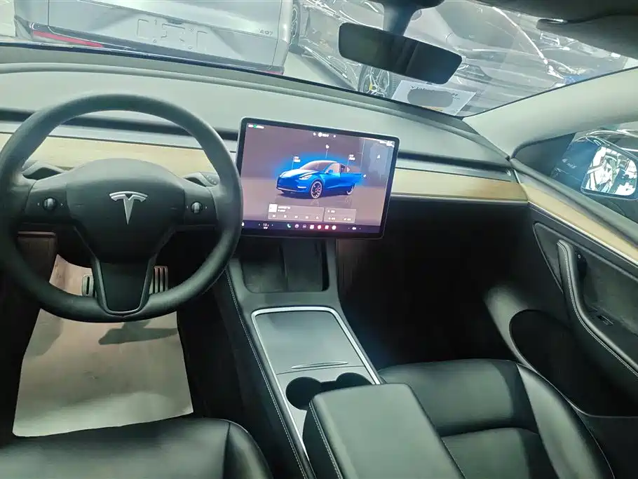 TESLA MODEL Y