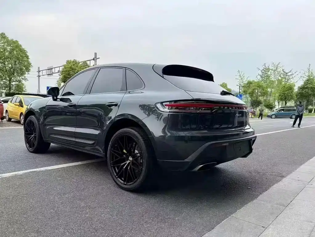 PORSCHE MACAN