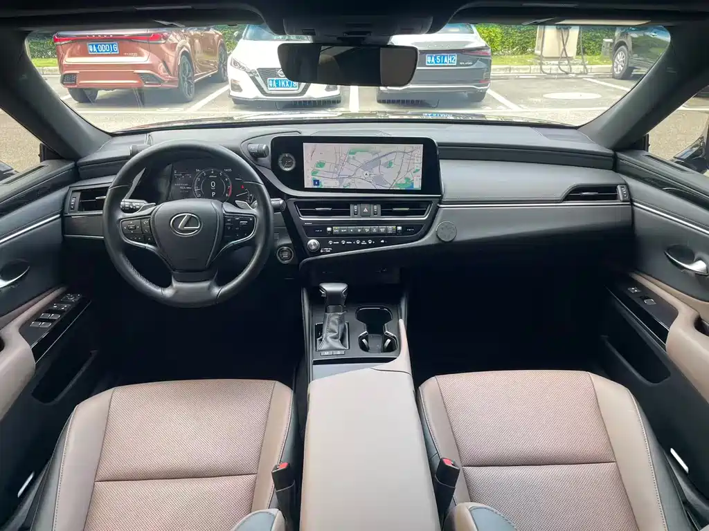 Lexus ES 2023 260