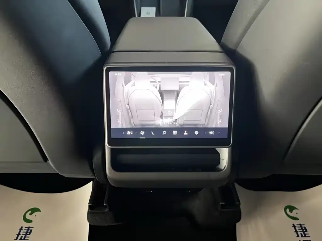 Tesla Model Y — миниатюра 26
