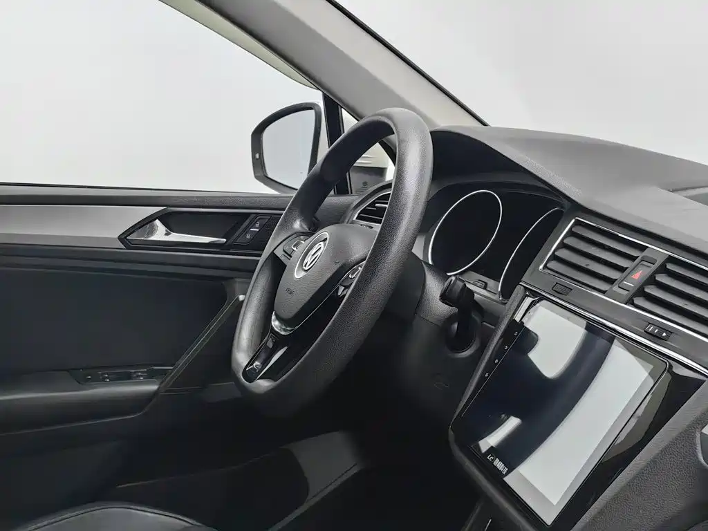 Volkswagen Tiguan L — миниатюра 22
