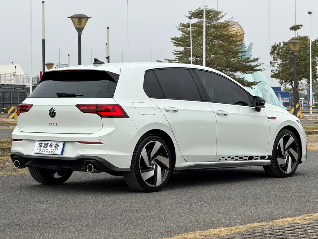 VOLKSWAGEN GOLF GTI