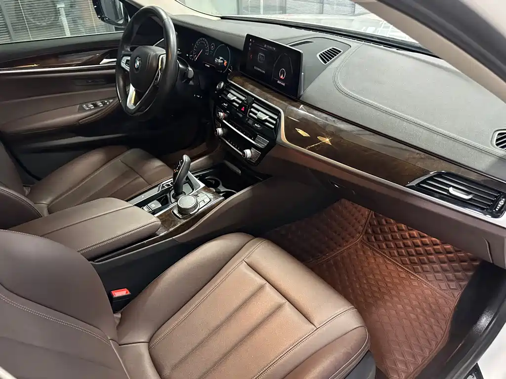 BMW 5 Series — миниатюра 10