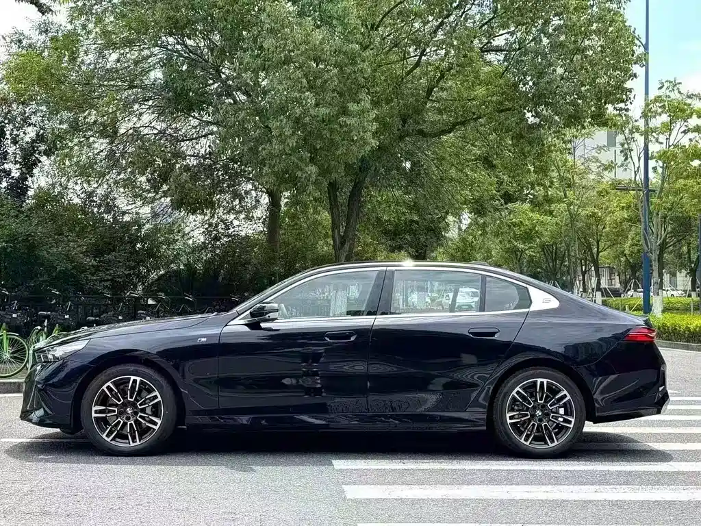 BMW 5 Series — миниатюра 7