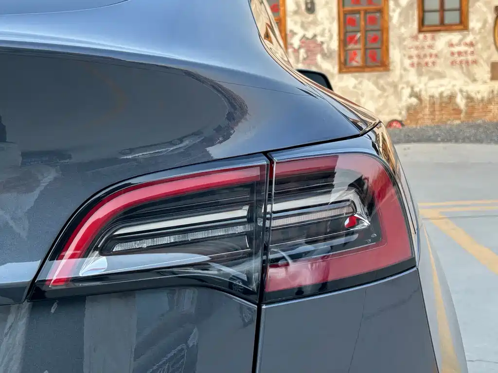 Tesla Model Y — миниатюра 11