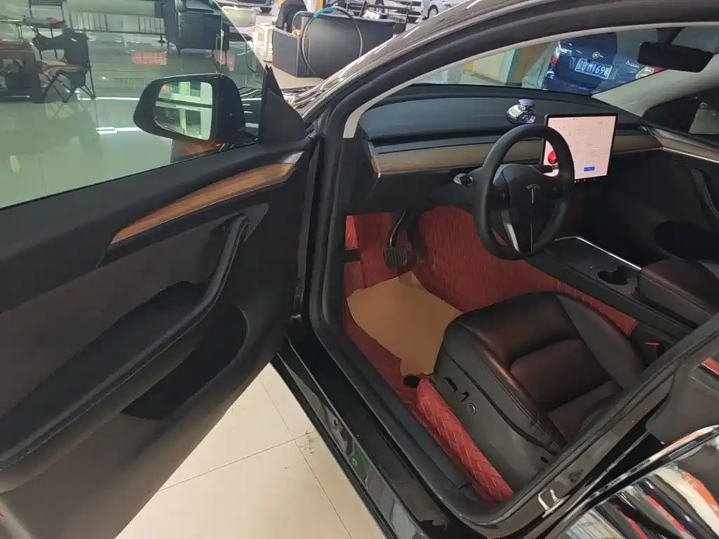 Tesla Model Y — миниатюра 16
