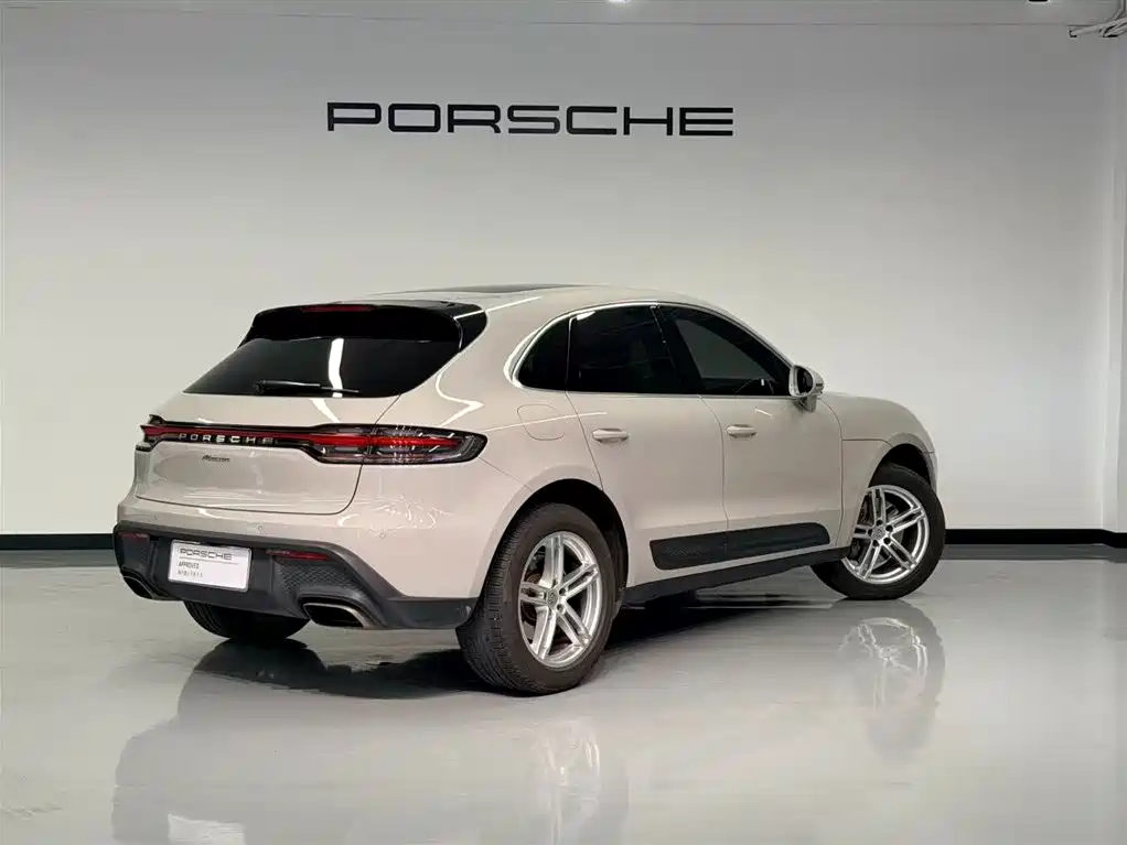PORSCHE MACAN