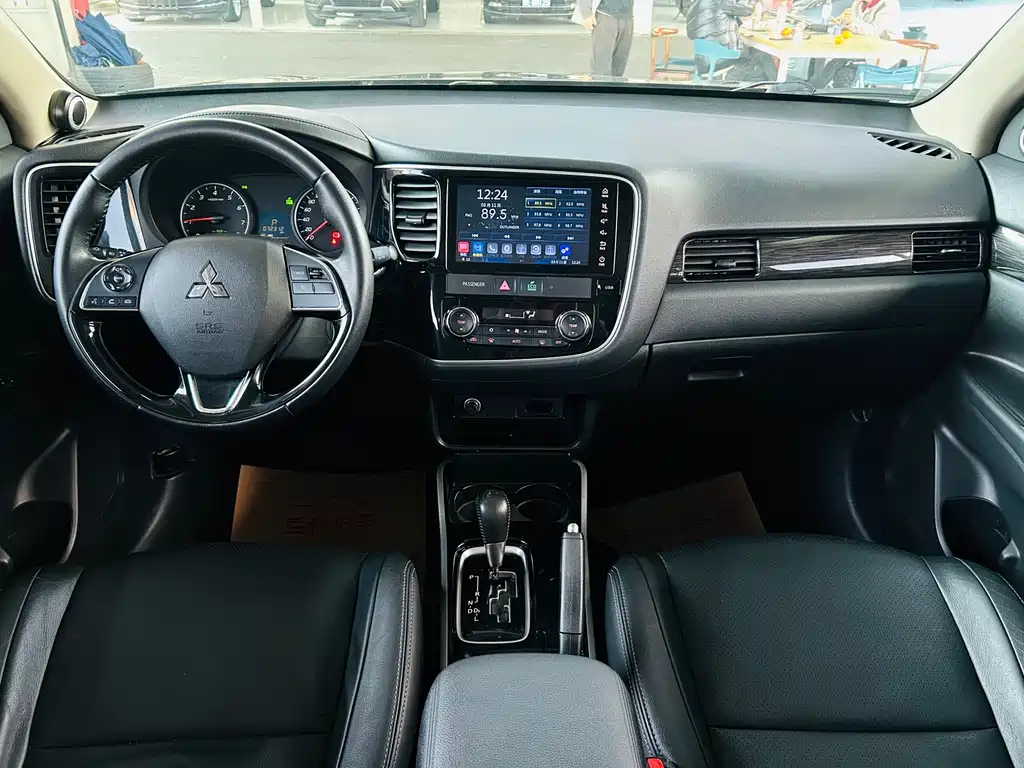 MITSUBISHI OUTLANDER