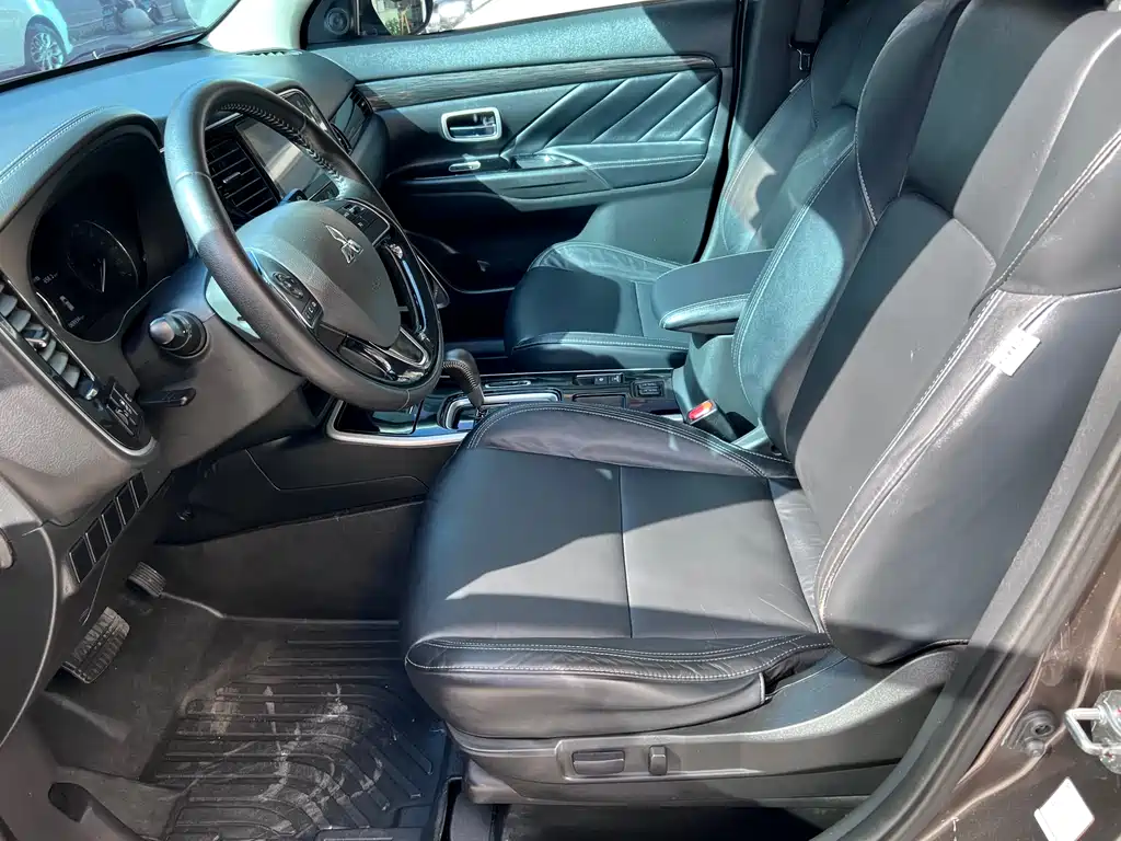 MITSUBISHI OUTLANDER