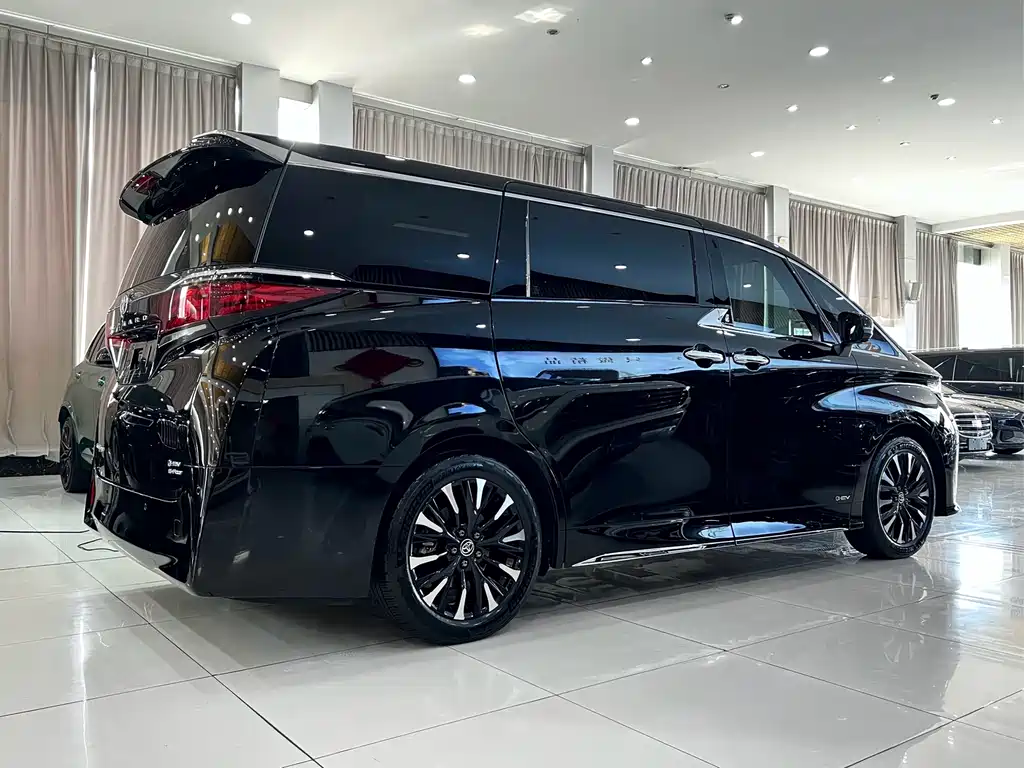 Toyota Alphard — миниатюра 4