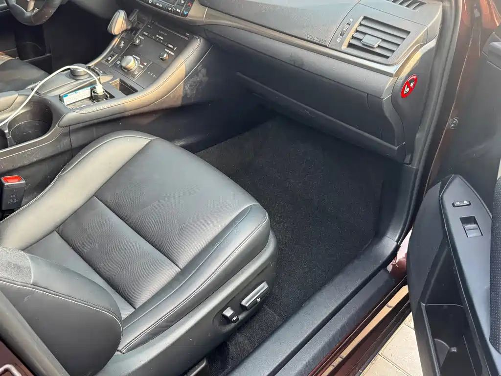 Lexus CT — миниатюра 12