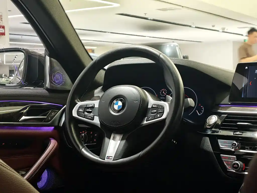 BMW 5 Series — миниатюра 9