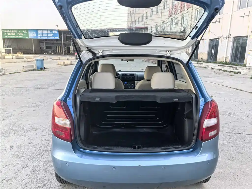 Skoda Fabia 1.4L Auto Crystal Supreme Edition, фото 14