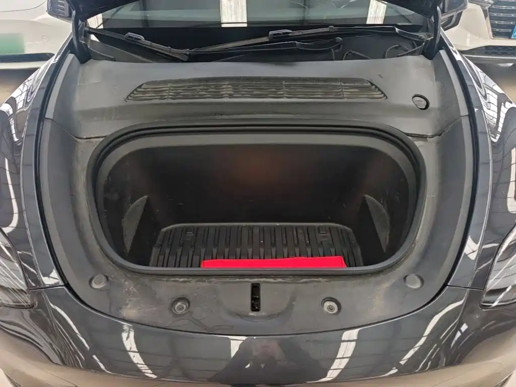 Tesla Model Y — миниатюра 20