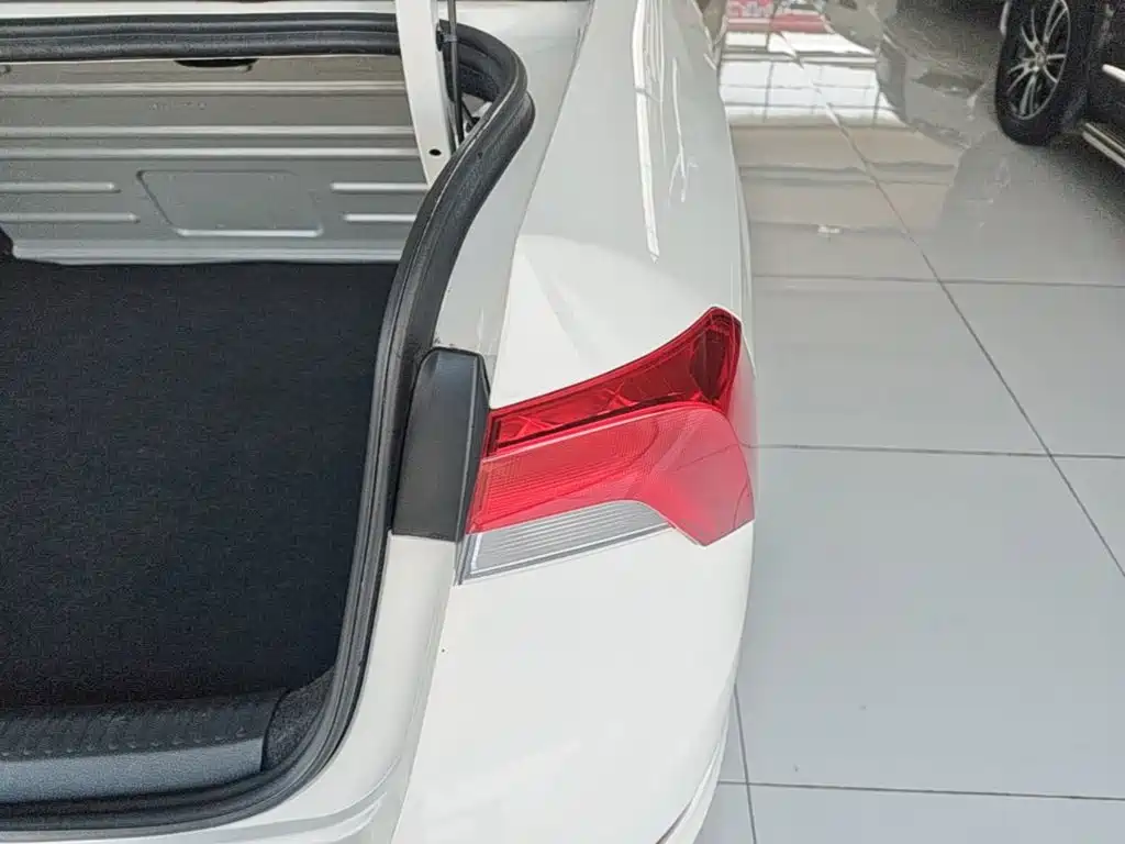 Skoda Rapid — миниатюра 8