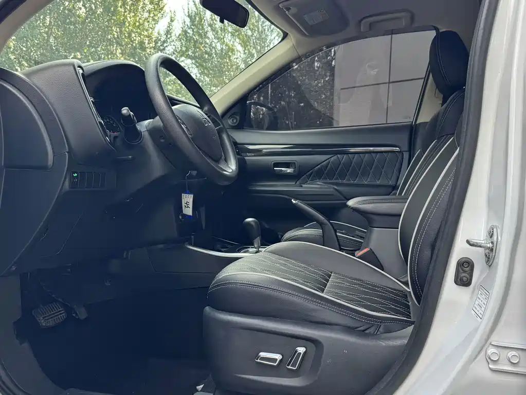 Mitsubishi Outlander — миниатюра 8