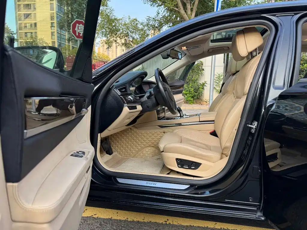 BMW 7 Series — миниатюра 10