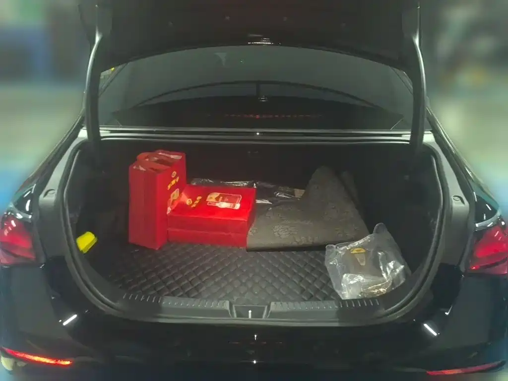 Mercedes-Benz E-Class — миниатюра 10