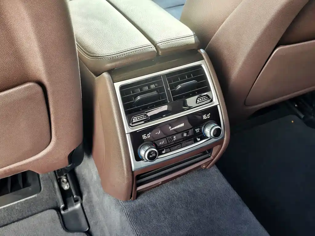 BMW 7 Series — миниатюра 11