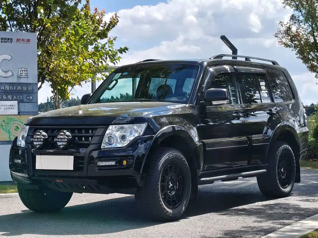 Mitsubishi Pajero (Import)