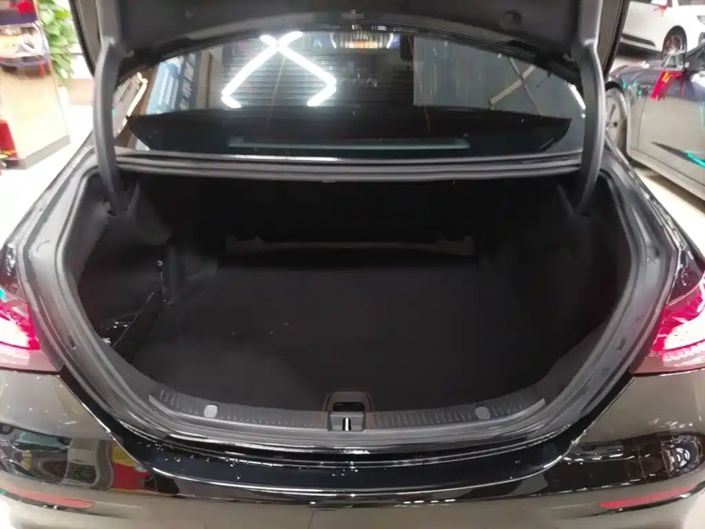 Mercedes-Benz E-Class — миниатюра 19