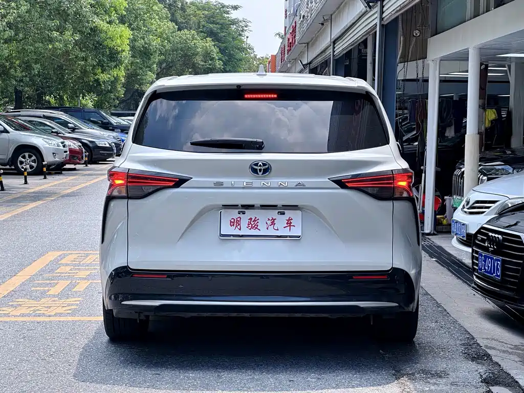 Toyota Sienna — миниатюра 5