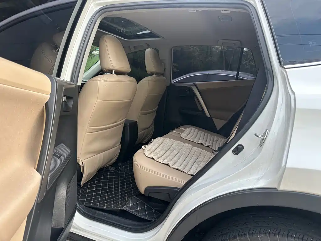 Toyota RAV4 — миниатюра 9