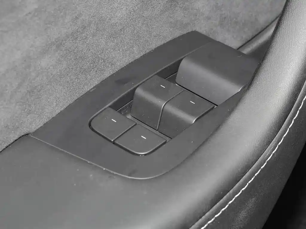 Tesla Model Y — миниатюра 13